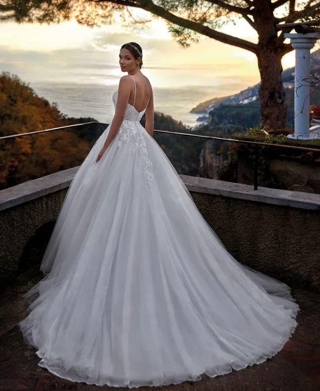 Simple Elegant A swing wedding dress Sexy Italian strap V-neck backless with floor length beach garden bridal party dress