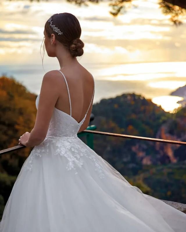 Simple Elegant A swing wedding dress Sexy Italian strap V-neck backless with floor length beach garden bridal party dress