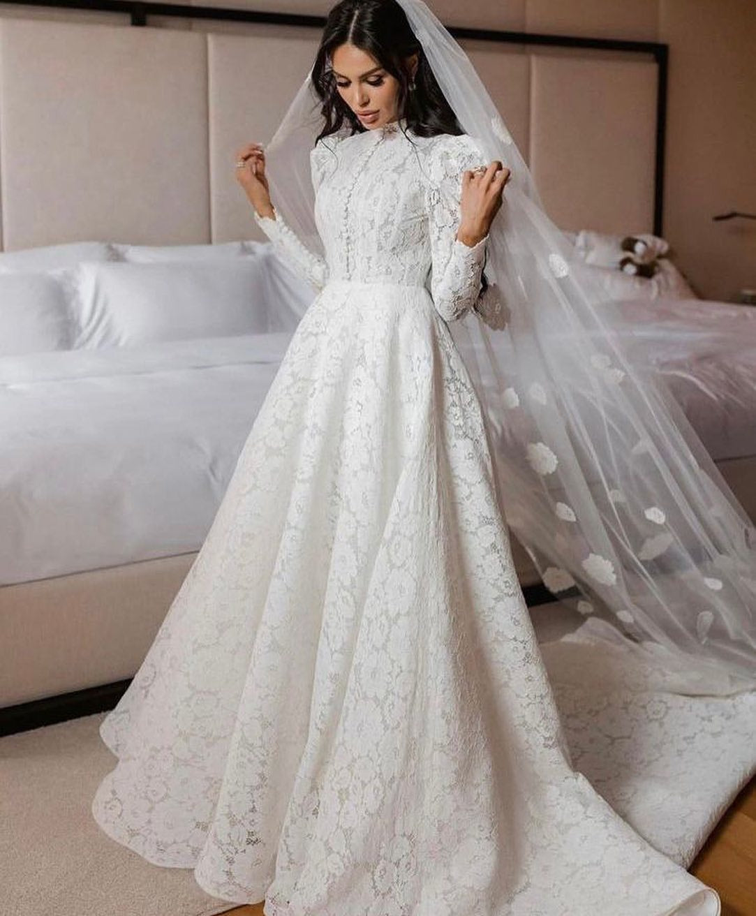 Graceful Lace A Line Wedding Dresses High Neck Button Muslim Arabic Bridal Gown Long Sleeve beach Church Robe de mariage