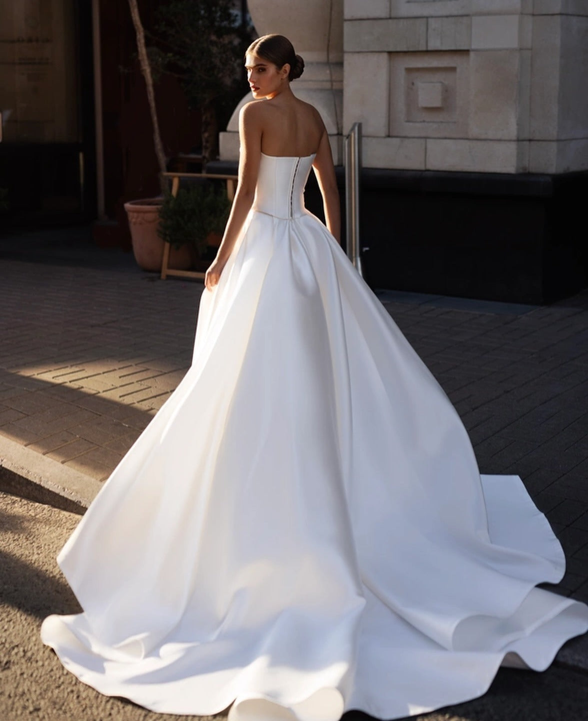 Sexy Beach Wedding Dresses Pearls Beaded Wedding Gowns Satin High Slit Pleated Couture Bridal Dress Robe de Mariee