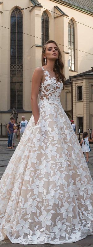 Sexy Beautiful A Line Wedding Dresses New Classic Appliques Lace Illusion Bride Gowns Sleeveless Court Train For Formal Party