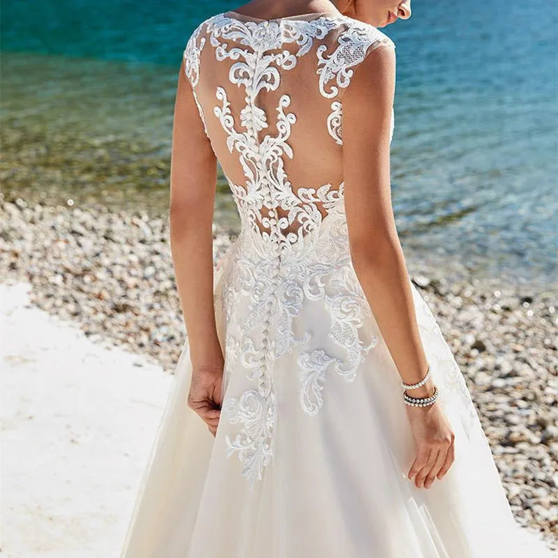 Plus Size Wedding Dress Lace Applique Sleeveless Illusion Beach Wedding Dress Vintage A line Princess Bridal Gowns