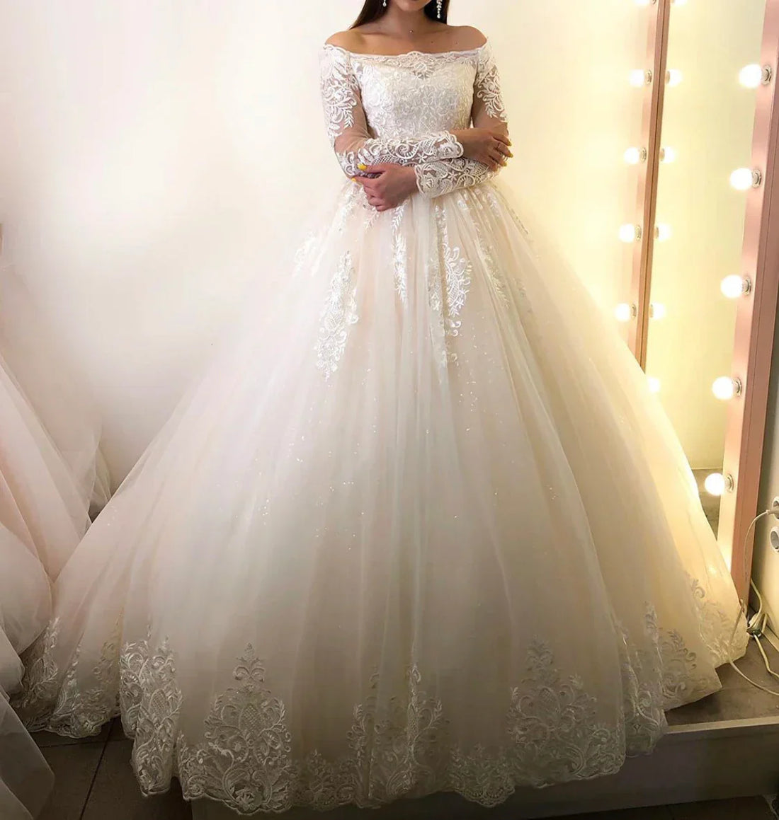 New Ball Wedding Dress Boat Neck Full Sleeve Lace Appliques Floor Length Sweep Train Gorgeous Bridal Gown Custom Made