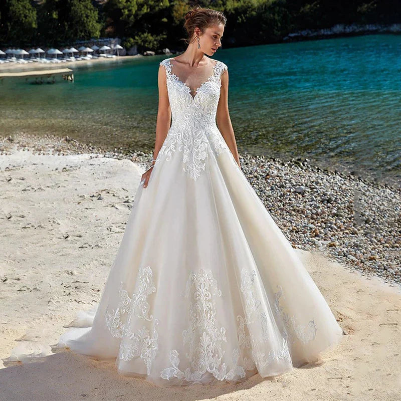 Plus Size Wedding Dress Lace Applique Sleeveless Illusion Beach Wedding Dress Vintage A line Princess Bridal Gowns