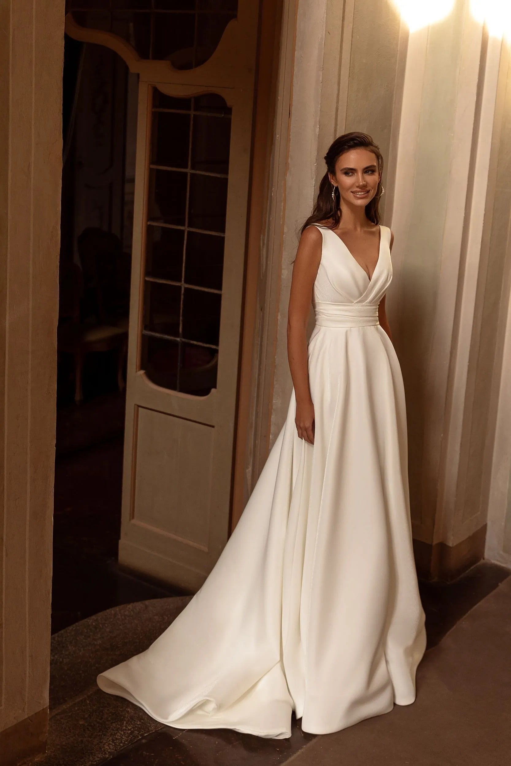 Modern V-Neck Wedding Dress Sleeveless Pleats Satin Simple A-Line Bride Gown Backless Sweep Train Custom Vestido de novia