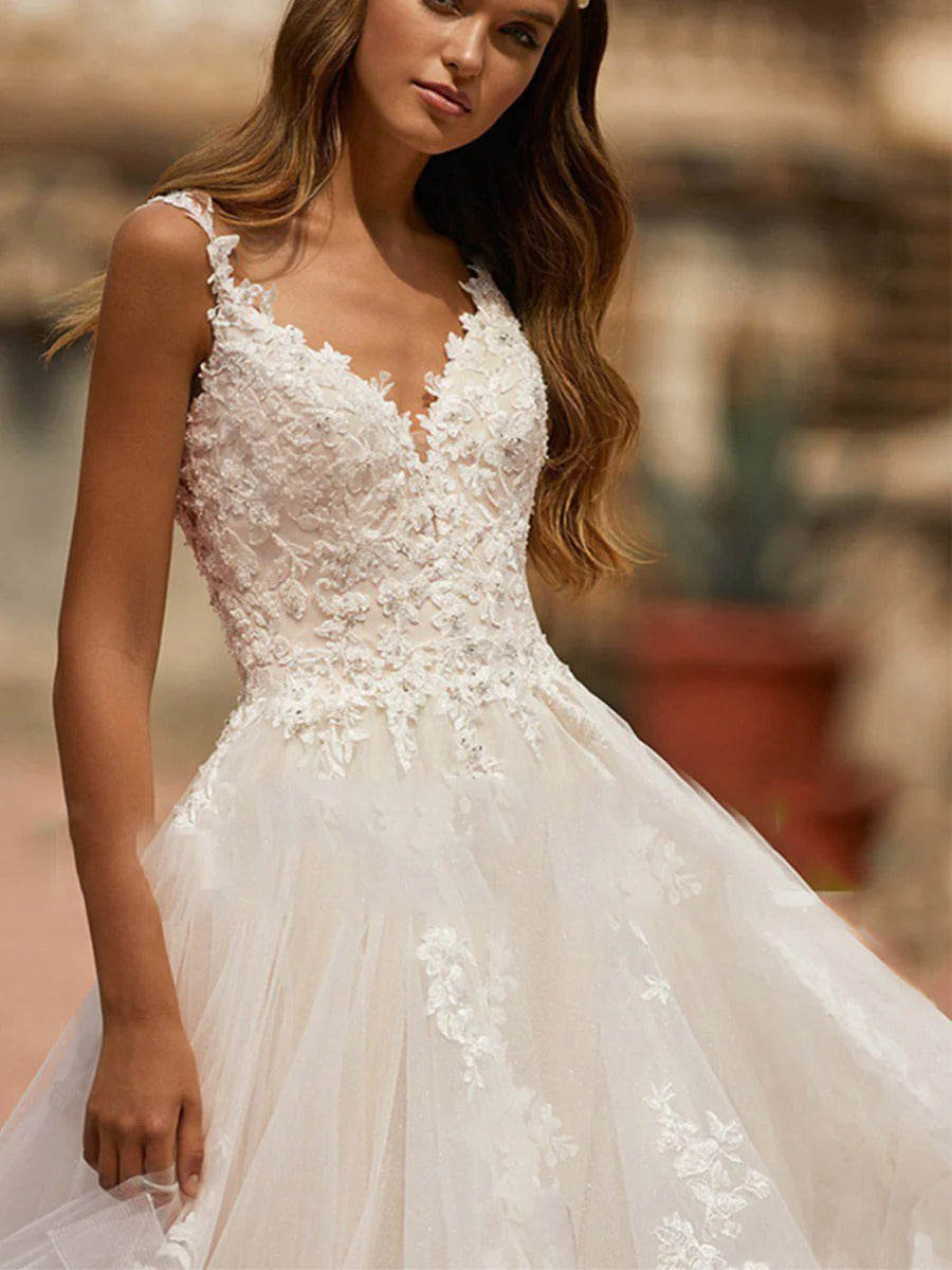 Lace Ball Gown Wedding Dress V-Neck Spaghetti Strap Bridal Gown Zipper Tiered Lace Appliques Court Train Robe de mariée