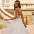 Lace Ball Gown Wedding Dress V-Neck Spaghetti Strap Bridal Gown Zipper Tiered Lace Appliques Court Train Robe de mariée