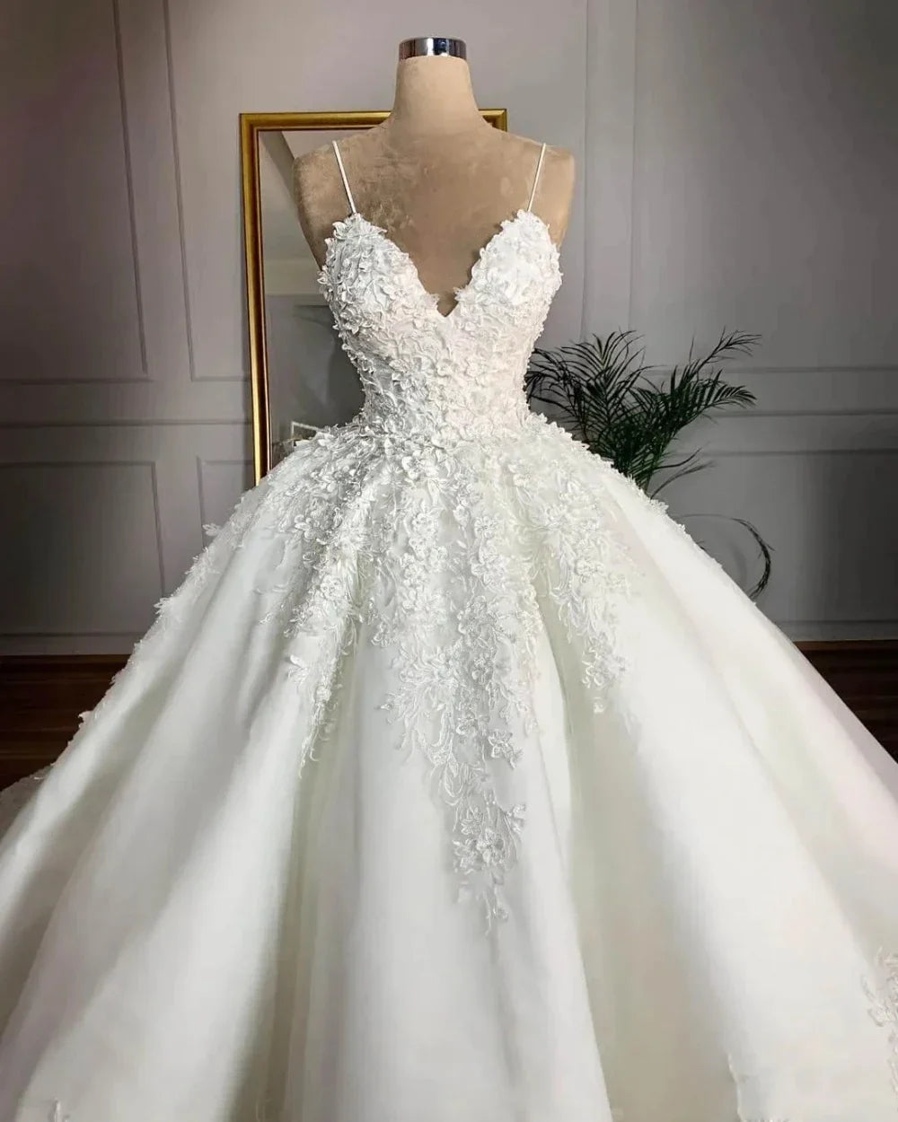 Fantastic Spaghetti Straps Wedding Dresses With Appliques Lace Floor Length Bridal Dress Custom Made Vintage Wedding vestido de