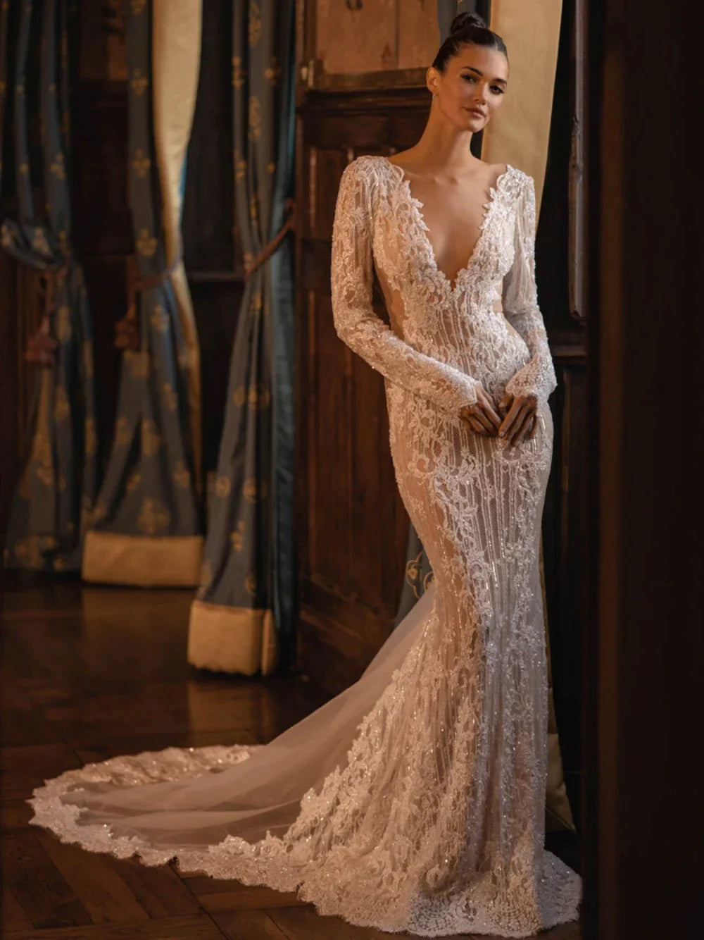 Sexy Deep V-neck Backless Bride Robe Classic Lace Appliques Bridal Gown Sparkly Beads Sequins Long Wedding Dress Robe De Mariée