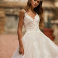 Lace Ball Gown Wedding Dress V-Neck Spaghetti Strap Bridal Gown Zipper Tiered Lace Appliques Court Train Robe de mariée