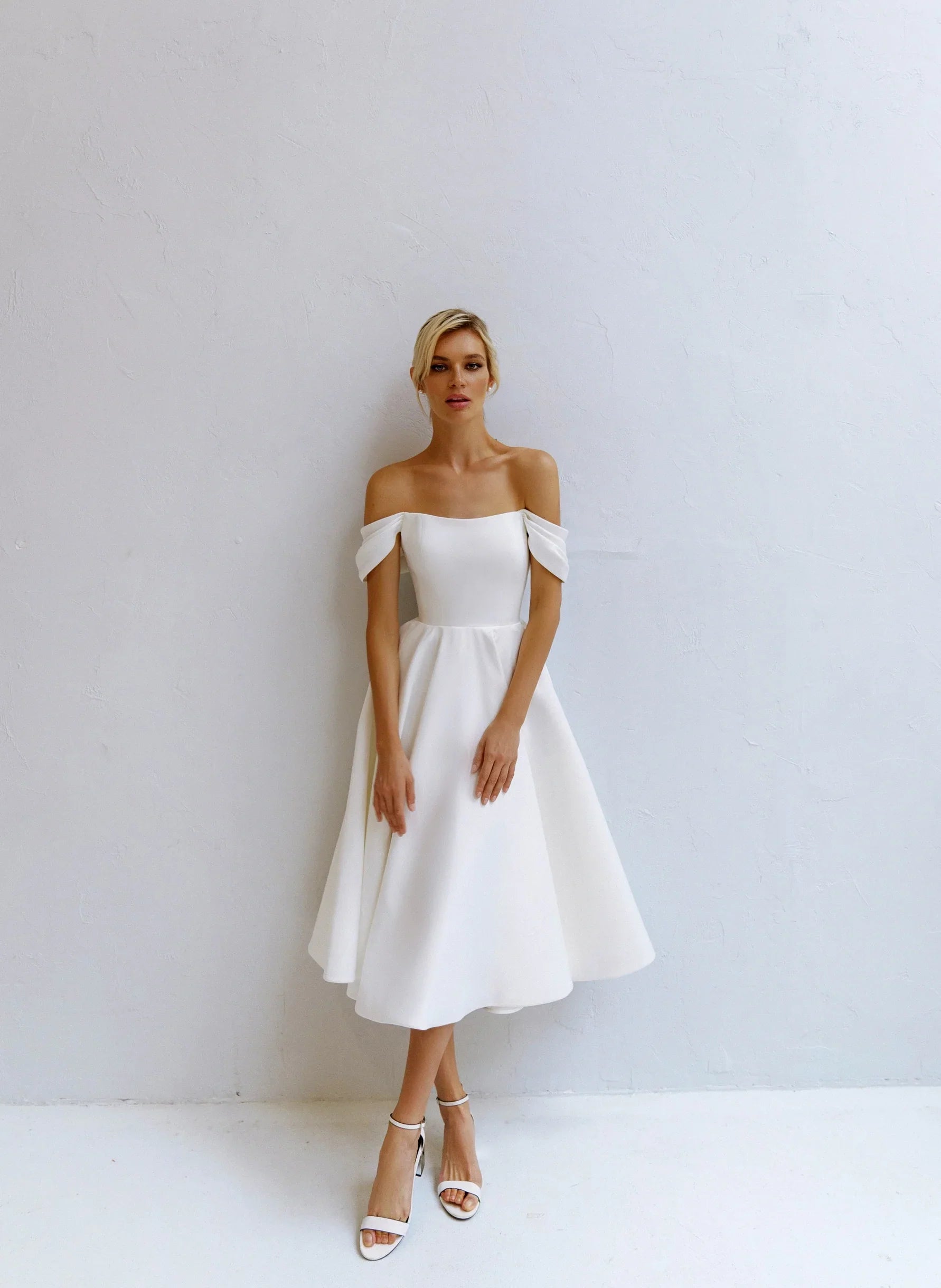 Off-the-Shoulder A-Line Short Wedding Dress with Zipper Back Vestido De Novia Mermaid Court Train White Satin Sleeves Bridal Gowns Princess Modern