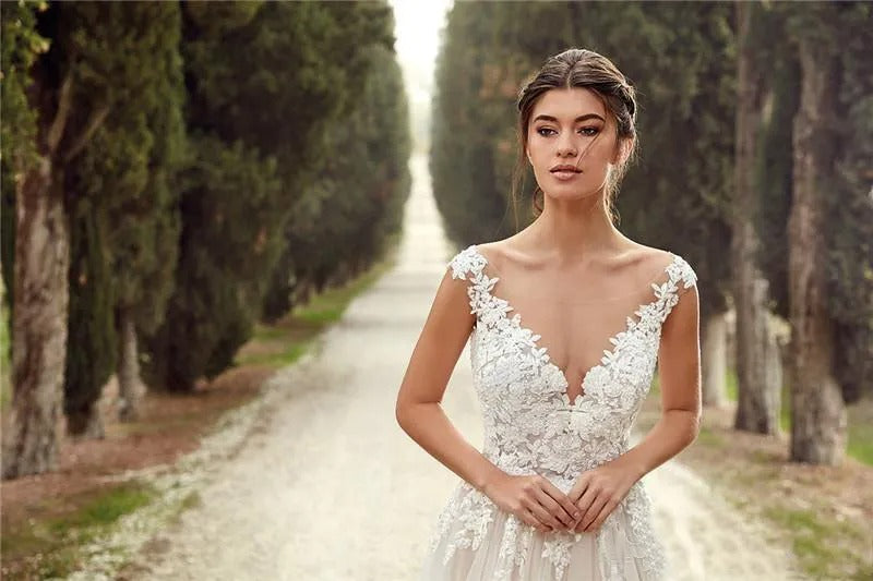 Sexy Elegant V-Neck Wedding Dress A-Line with Lace Appliques Backless Cap Sleeve Brush Train Bride Gown Simple Vestidos de novia